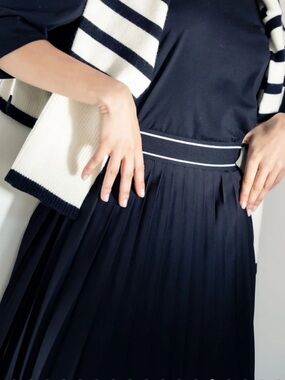 Rave on Trend size L Pleated knee length skirt signature stripe in black 23”